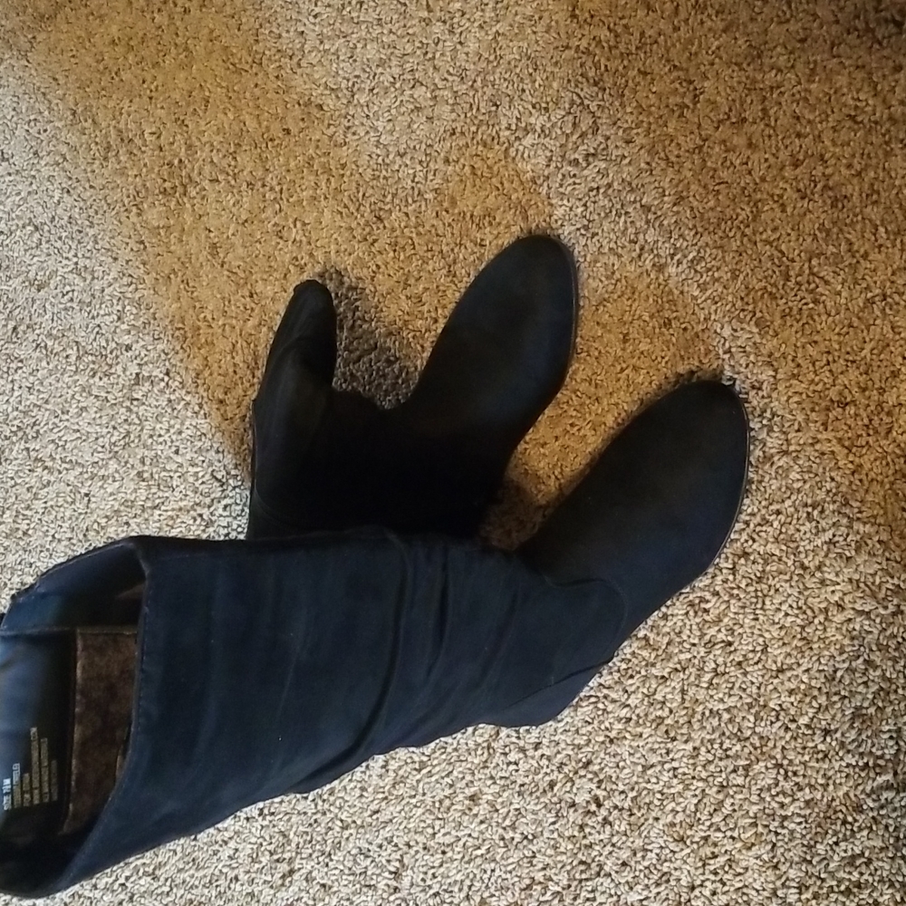 New seuade black boots.